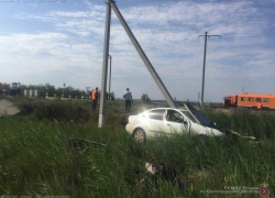 Автоледи выехала на железнодорожные пути и влетела под локомотив