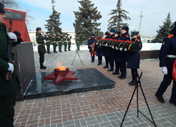 В Камышине в эти минуты началось возложение цветов и гирлянд к мемориалу на Братских захоронениях, зажжен вечный огонь, глава города в первых рядах