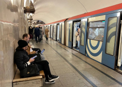 Туристы в московском метро стали реже читать, но... 