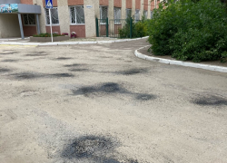 Камышане показали в соцсетях странный метод ремонта дорог на улицах Юбилейной и Терешковой