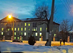 В Камышине никто не комментирует, почему 1 марта у Центральной городской больницы появились автомобили экстренных служб и служебные собаки