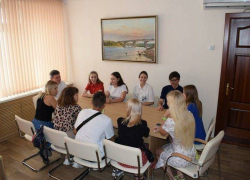 Замглавы Камышина Юрий Бачурин встретился с лучшей молодежью города, зачем встречался, что обсуждали - неизвестно