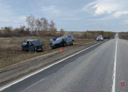 На трассе в Камышинском районе столкнулись иномарка и "Нива", водитель отечественной легковушки попал к хирургам