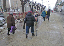 Распутица в Камышине сделала малопроходимыми тротуары, по дорогам разлились озера талой воды