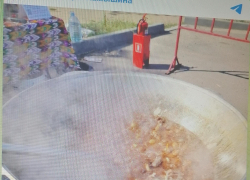 В Камышине на фестивале сварили экзотический плов на арбузном соке