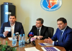 Избирком приготовил подарки для привлечения молодежи на выборы: волгоградцам билеты на футбол, камышанам всего лишь сувениры