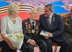 Андрей Бочаров сегодня, 7 мая, приехал в Камышин, вручил почетный знак участнику Сталинградской битвы Павлу Андрееву и прочел стихи фронтовика