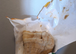 В Камышине пользователи выкладывают в сети фото "раздавленного стихией" мороженого