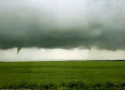 На видео попал смерч, снятый очевидицей в Михайловском районе Волгоградской области