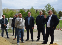 В Камышине чиновники посмотрели, как ремонтируется помещение под новый центр занятости населения, но главного по теме не сказали