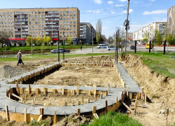 В Камышине началось строительство пока небольшого, временного  храма Димитрия Солунского на площадке у перекрестка улиц Ленина и Некрасова (ВИДЕО)