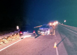 В Камышинском районе на "встречке" разбились "Лада Гранта" и "Рено": трое израненных