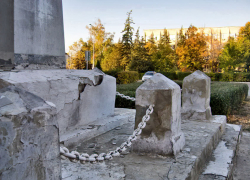 Пресс-служба Андрея Бочарова сообщает о ремонте памятников, дойдет ли очередь до того, что разрушается в центре Камышина, - неизвестно