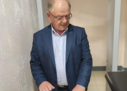 Глава Камышинского района Алексей Самсонов проверил ход ремонта и антитеррористическую защищенность школы в Петровом Вале