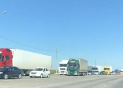 Со стороны Камышина в Волгоград проблематично въехать из-за огромной пробки (ВИДЕО)