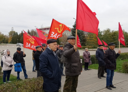 В Камышине 7 ноября коммунисты провели митинг и автопробег с красными флагами