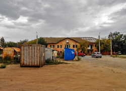 Нагромождения старья на "Молодежке" претендуют на "ТОП запустения" в Камышине