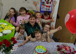 Она не делит детей на родных и приёмных: завклубом Ирина Костромина из Камышинского района, сильная и нежная, сердцем "работает мамой"