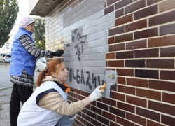В Камышине волонтеры отправились закрашивать гадости на фасадах
