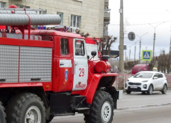 В Камышине среди бела дня сгорел дом (ВИДЕО)