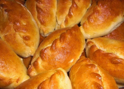 В Камышине пришеших на избирательные участки горожан решено побаловать булочками, пирожками и напитками