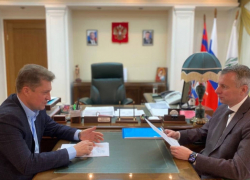 Депутат камышан в Госдуме Алексей Волоцков показал, как он встречается в Камышине со Станиславом Зинченко, по какому поводу - конкретно неизвестно