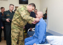 Старшине Ивану Шумкову из Волгоградской области в госпитале вручили орден Мужества за отвагу в ходе спецоперации 