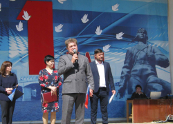 Глава Камышина Станислав Зинченко в докладах рассказывает, будто он неустанно проводит пресс-конференции, и население от его открытости без ума