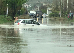 Lada Kalina вместе с водителем и пассажиром утонула во время вчерашнего ливня в Волгограде (ВИДЕО), - "Блокнот Волгограда"
