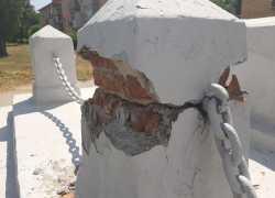 В Камышине на площади у здания администрации неизвестные пытались сорвать цепь с памятника жертвам гражданской войны и разрушили фрагмент мемориала