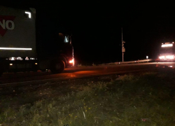 Под Камышином на трассе поздно вечером фура насмерть смяла пешехода