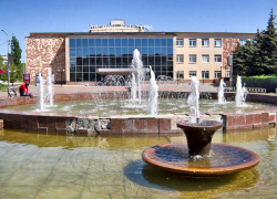 Вслед за волной критики в адрес администрации Станислава Зинченко из-за выключенных в жару фонтанов у мэрии родилось робкое обещание исправиться