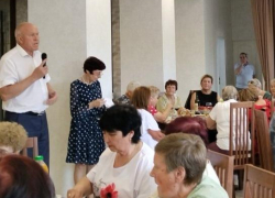 Спикер Камышинской городской думы Владимир Пономарев пришел сказать речь текстильщикам, наполнившим бокалы