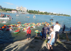 Арбузный праздник в Камышине сегодня дал старт эмоциональному заплыву на матрасах-дольках