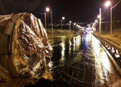 Под Камышином на саратовской трассе перевернулась фура-бочка и парализовала движение