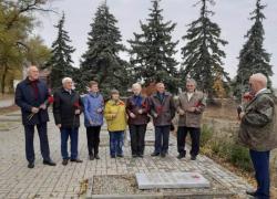 В Камышине спикер гордумы Владимир Пономарев примкнул к празднующим День рождения комсомола