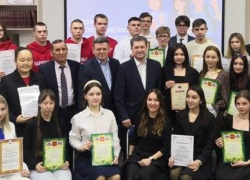 В Камышине глава Станислав Зинченко наградил студентов  и устроил фотосессию