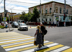 В Камышине начали обновлять "смытые" дождями "зебры"