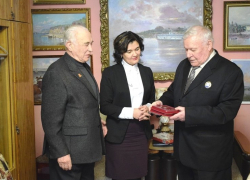Известный камышинский пейзажист Павел Бутяев награжден памятным знаком губернатора «80 лет Победы в Сталинградской битве» 