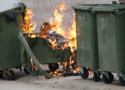 В Камышине очередной пластиковый контейнер закончил свое существование из-за поджога