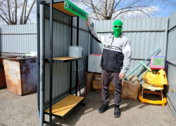 Камышане обсуждают в соцсетях, нужны ли в городе стеллажи у мусорок для пригодных вещей  