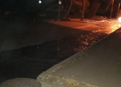 "От здания налоговой по улице Короленко течет канализационная река и воняет на всю округу!" - камышанка