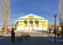 Камышане не оценили цвета фасада обновленного ТЦ "Победа"
