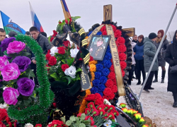 В Камышине попрощаться с героем спецоперации танкистом Мартином Назаряном пришло множество горожан и селян, его могилу укрыли живыми цветами