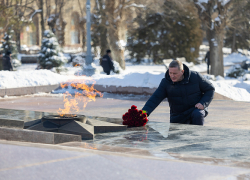 День защитника Отечества: Андрей Бочаров возложил букет роз к Вечному огню