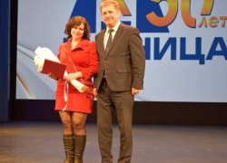 Передовые производственницы надели мини для фотосессии с главой Камышина