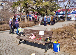 Камышане кладут на скамейку у "Победы" цветы и игрушки в память о погибших в Подмосковье