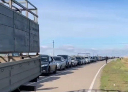 На волгоградской таможне на границе с Казахстаном, под Палласовкой, тысячи покидающих страну машин выстроились в очередь, им включили гимн России, но... (ВИДЕО)