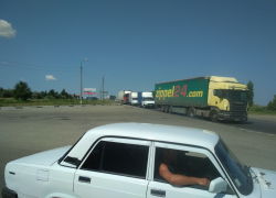 У Камышина саратовская трасса замерла в длинной пробке, по направлению к ней мчатся с сиренами "скорые"