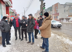 Камышане, которых нередко считают разуверившимися в политике, охотно пообщались на улице с представителями движения "За новый социализм!"